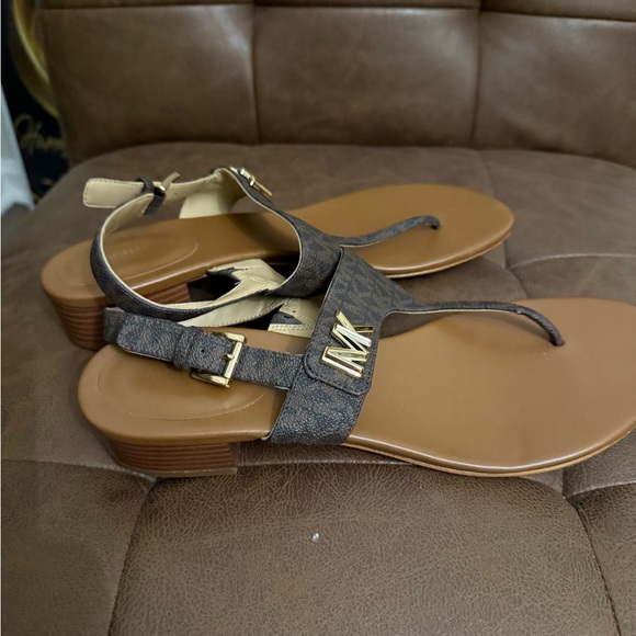 Michael Kors Brown Sandals with T-Strap Design - Picture 3 of 4